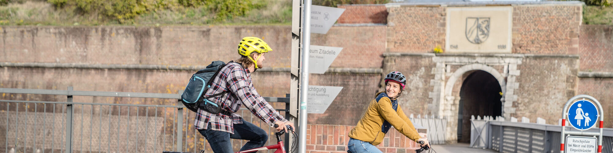 Ein Paar fährt Fahrrad.