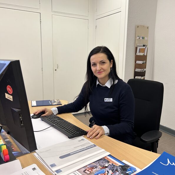 Tetiana Zerkal am Schreibtisch